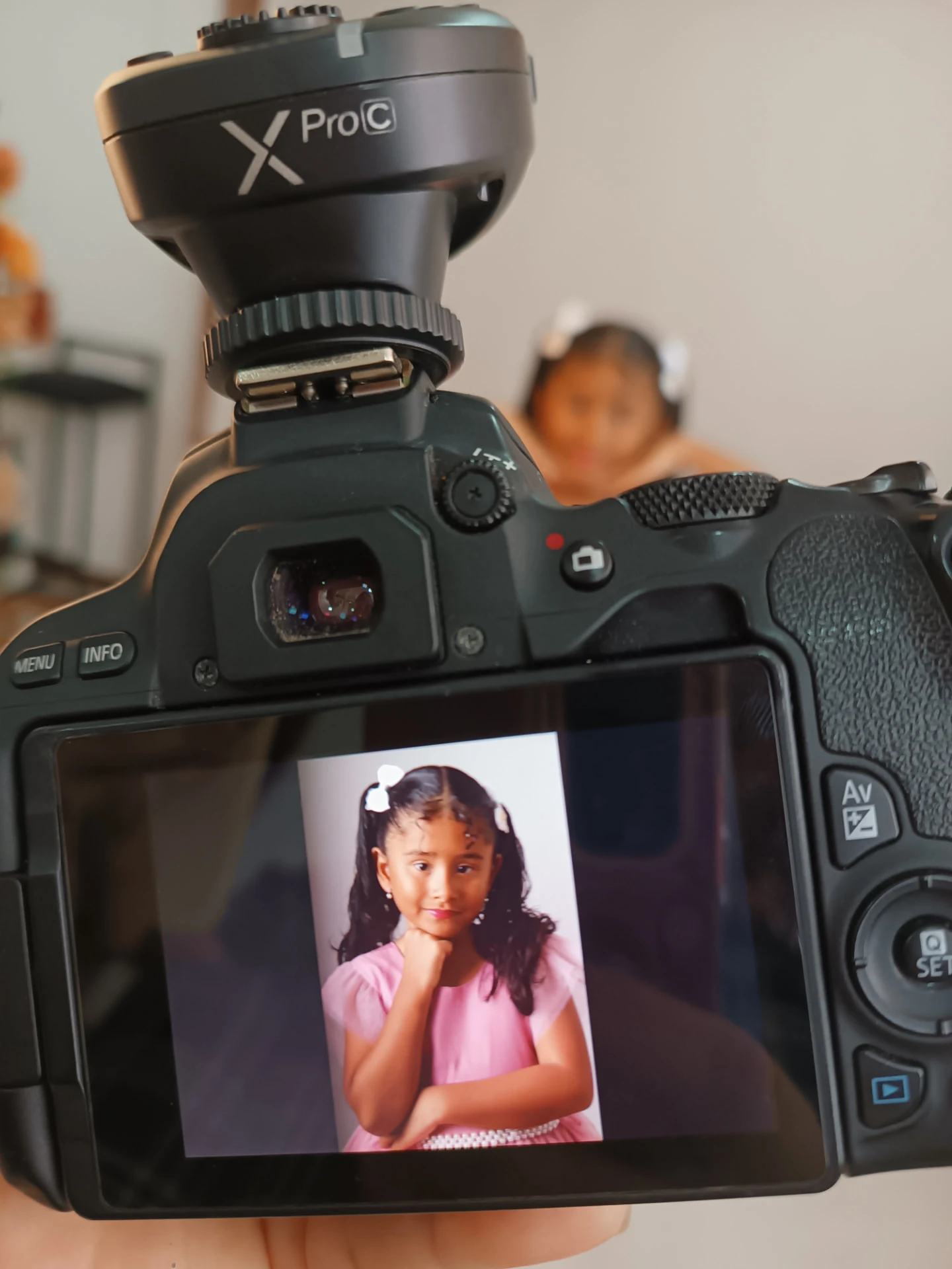 Bastidores de ensaio infantil: retrato na tela da câmera
